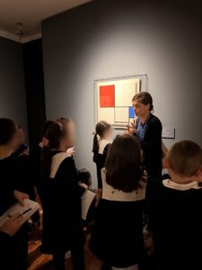 Il gruppo dei ragazzi della 3 A in visita alla mostra a Casa Cavazzini osservano il quadro di Mondrian