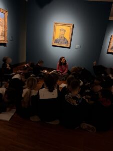 Il gruppo dei ragazzi della 3 B in visita alla mostra a Casa Cavazzini osservano il quadro di Van Gogh