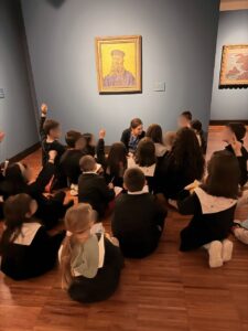Il gruppo dei ragazzi della 3 A in visita alla mostra a Casa Cavazzini osservano il quadro di Van Gogh