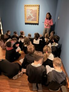 Il gruppo dei ragazzi della 3 B in visita alla mostra a Casa Cavazzini osservano il quadro di Monet