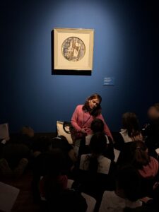 Il gruppo dei ragazzi della 3 B in visita alla mostra a Casa Cavazzini osservano il quadro di Braque