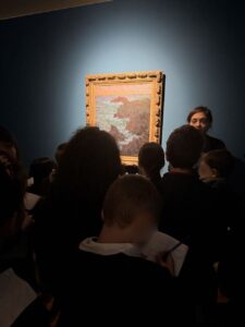 Il gruppo dei ragazzi della 3 A in visita alla mostra a Casa Cavazzini osservano il quadro di Monet