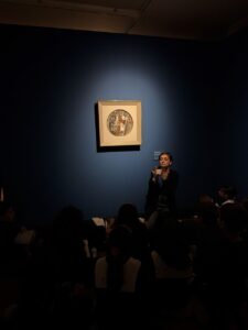 Il gruppo dei ragazzi della 3 A in visita alla mostra a Casa Cavazzini osservano il quadro di Braque