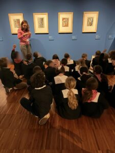 Il gruppo dei ragazzi della 3 B in visita alla mostra a Casa Cavazzini osservano il quadro di Picasso