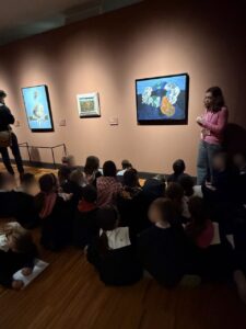 Il gruppo dei ragazzi della 3 B in visita alla mostra a Casa Cavazzini osservano il quadro di Ernst