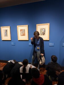 Il gruppo dei ragazzi della 3 A in visita alla mostra a Casa Cavazzini osservano il quadro di Picasso