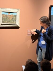 Il gruppo dei ragazzi della 3 A in visita alla mostra a Casa Cavazzini osservano il quadro di Ernst