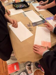 Il gruppo dei ragazzi della 3B durante il laboratorio realizzato dopo la mostra