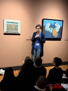 Il gruppo dei ragazzi della 3 A in visita alla mostra a Casa Cavazzini osservano il quadro di Ernst