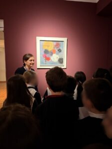 Il gruppo dei ragazzi della 3 A in visita alla mostra a Casa Cavazzini osservano il quadro di Kandinskji