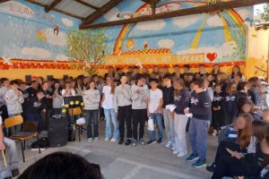 Cernia finale nazionale dei giochi matematici Kangourou, nella foto si può osservare il gruppo dei ragazzi rientrato a scuola che festeggia assieme ai compagni