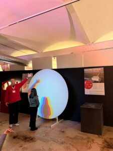 Visita all’Immaginario Scientifico di Trieste - esperimento luce RGB