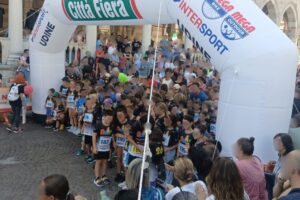 Premiazioni del gruppo dei ragazzi dell'Educandato Uccellis alla conquista del primo premio alla Minirun