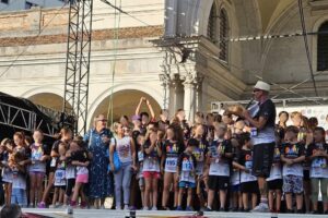 Premiazioni del gruppo dei ragazzi dell'Educandato Uccellis alla conquista del primo premio alla Minirun