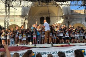 Premiazioni del gruppo dei ragazzi dell'Educandato Uccellis alla conquista del primo premio alla Minirun