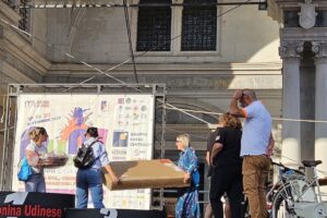 Premiazioni del gruppo dei ragazzi dell'Educandato Uccellis alla conquista del primo premio alla Minirun