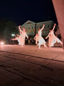 Gli studenti del Liceo Coreutico protagonisti a Gorizia con “Incontro”, una coreografia che celebra il dialogo tra culture e diversità.